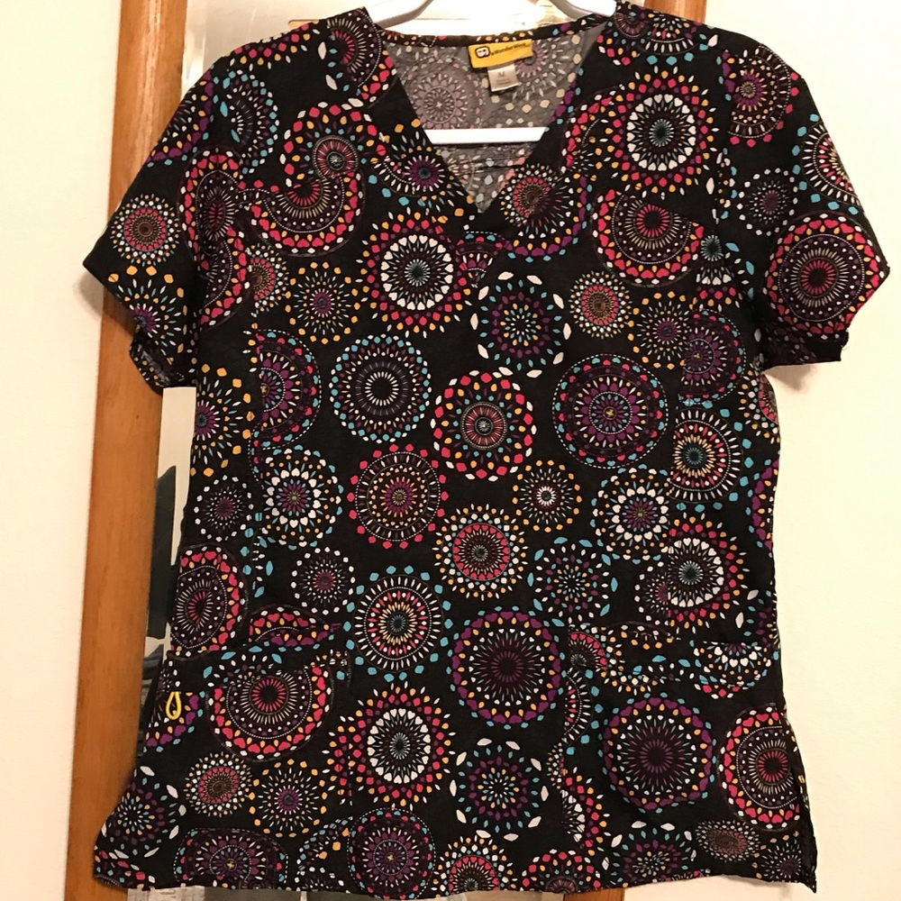 WonderWink Women's scrub Top with Colorful  Pattern sz M